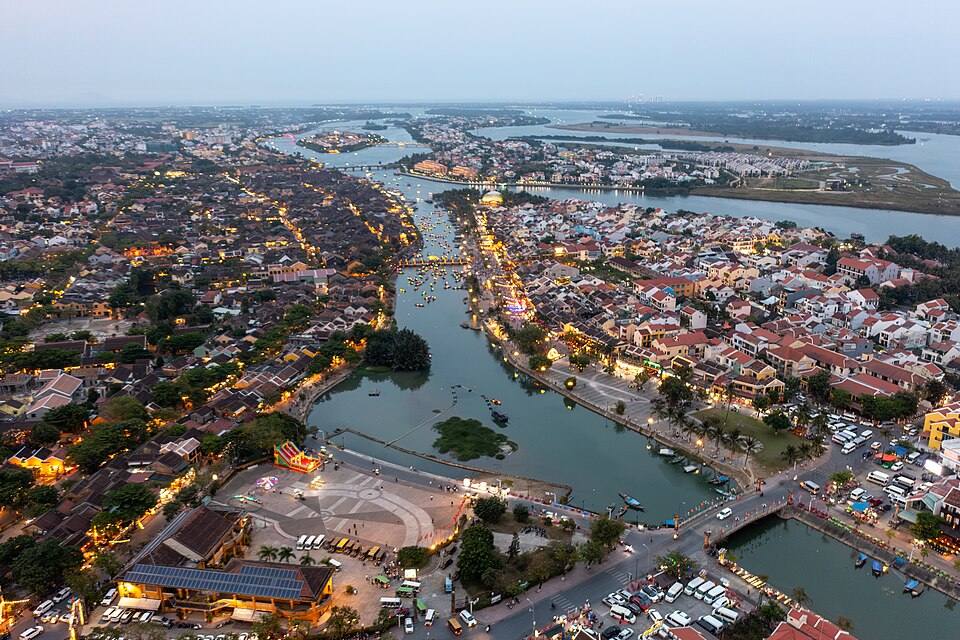 Laternenfest & Fluss bei Nacht
